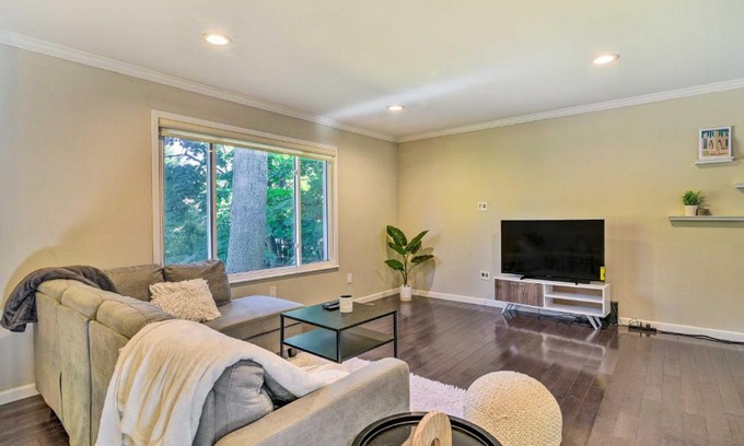 West Bloomfield House | Pet-Friendly Retreat Near State Park with Spa Access
