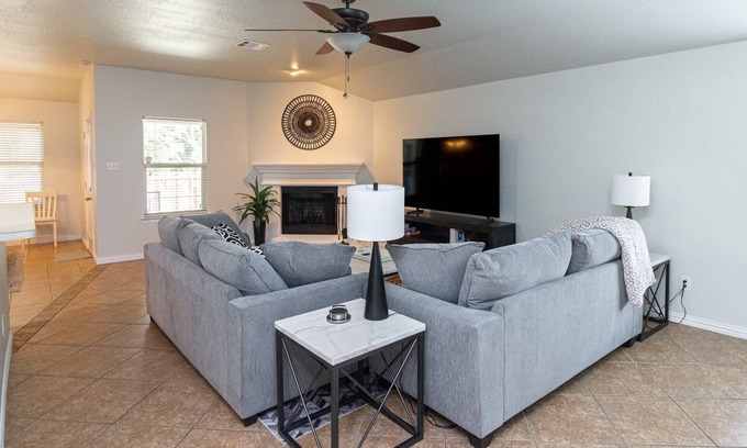 Midlothian House | Pet-Friendly Midlothian Home Near Wedding Venues – Large Yard, Patio and Smart TVs for Relaxation!