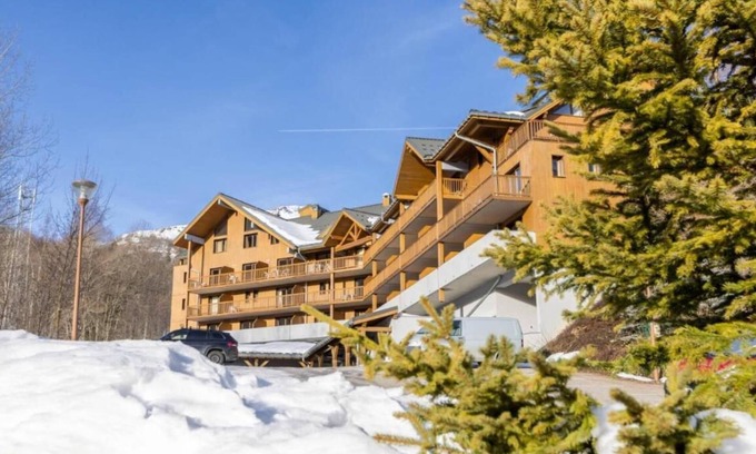 Les Bottieres House | Pet-Friendly Mountain Retreat with Pool & Sauna Access