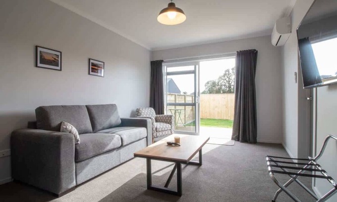 Brixton Apartment | Relax at The Flight Pad: Pet-Friendly with Breakfast Included