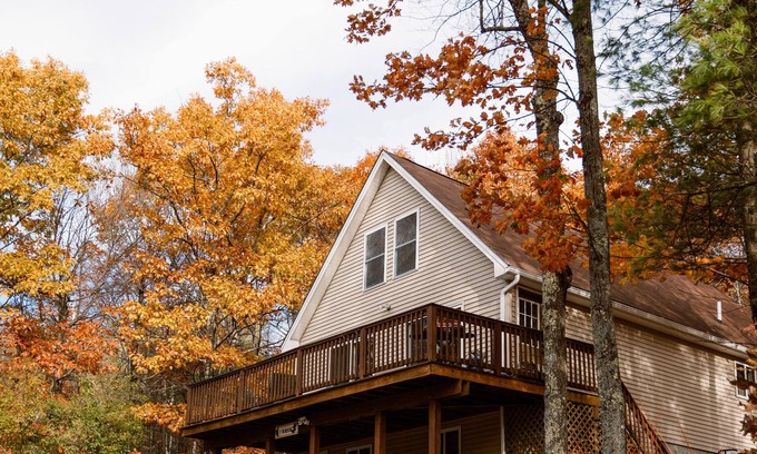 Union Ski Chalet | Pet-Friendly Chalet with Big Deck and Sunset Views