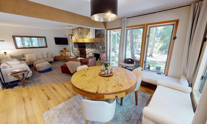 Frisco Condo | Pet Friendly Retreat by the River with Pool & Hot Tubs