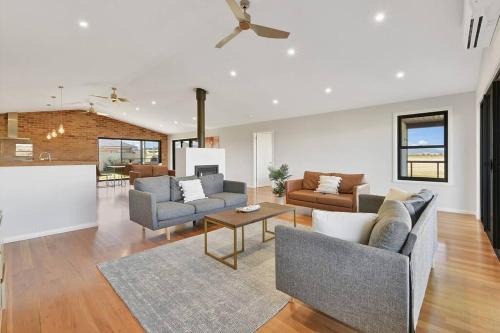 Eglinton House | Pet-Friendly Retreat with Pizza Oven for Family Fun