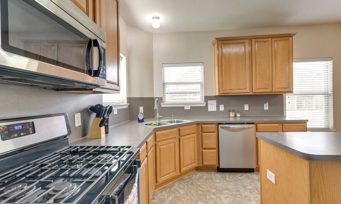 Pearland House | Ideal Pet-Friendly Home in Pearland with Yard Near Houston