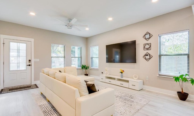 Ensley House | Pet-Friendly Pensacola Home Central Location