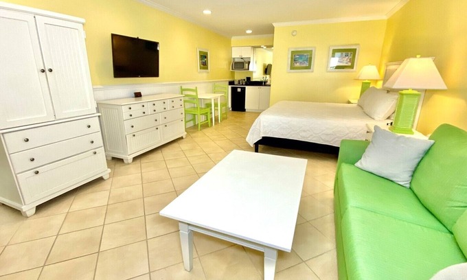 Atlantic Beach Hotel | Pet-Friendly King Suite at Island Inn Atlantic Beach