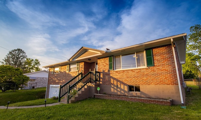 Summerlee House | Pet-Friendly Green Door Getaway Near New River Gorge NP
