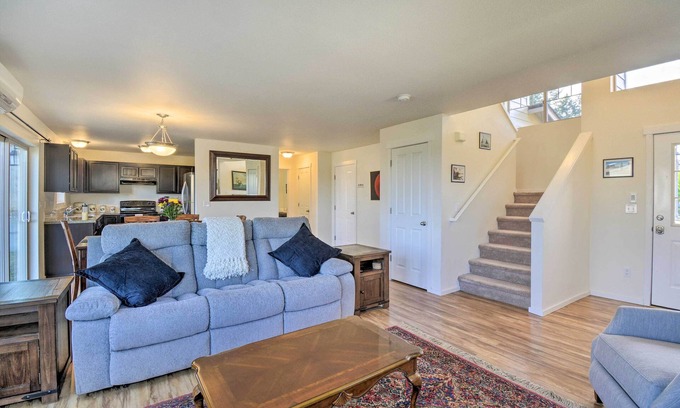 Poulsbo House | Pet-Friendly Poulsbo Retreat with Breathtaking Mountain Views