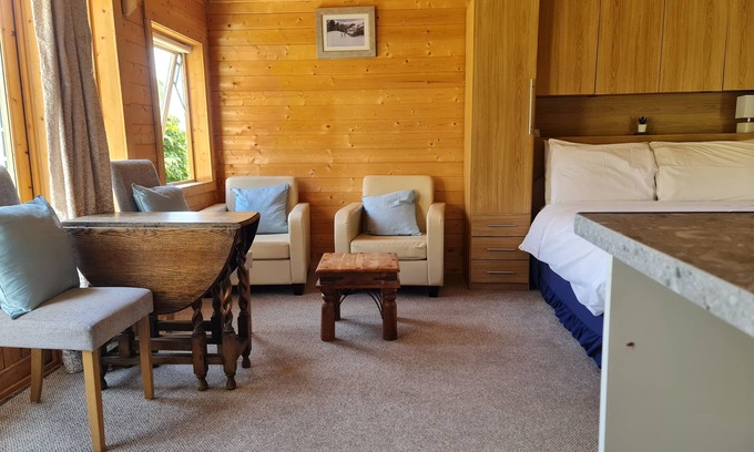 Hythe Cabin | Cozy 1-Bed Cabin in Hythe: Pet-Friendly Retreat