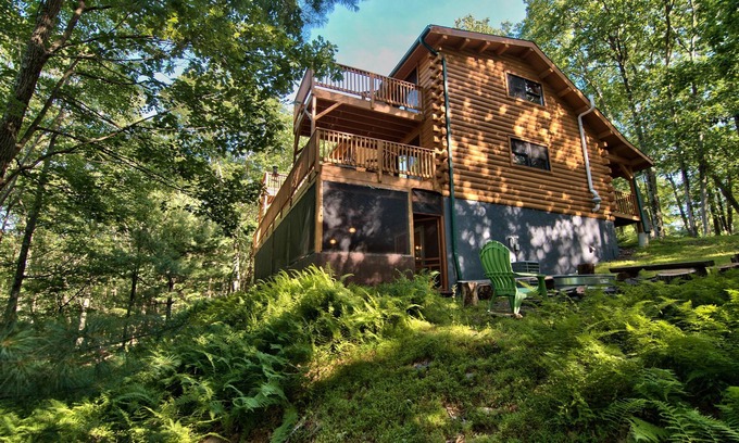 Swiftwater Cabin | Pet Friendly Log Cabin Near Great Wolf and Pocono Raceway