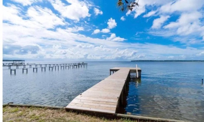 Hertford Cottage | Pet Friendly Waterfront Cottage with Ocean View & Spa