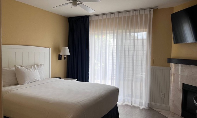 Downtown Monterey Cabin | Pet-Friendly Queen Room at Ocean-Side Retreat!
