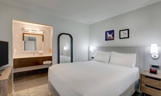 Sunnyvale Resort | Enjoy Golfing at Moffat Field with Pool & Pet-Friendly Perks