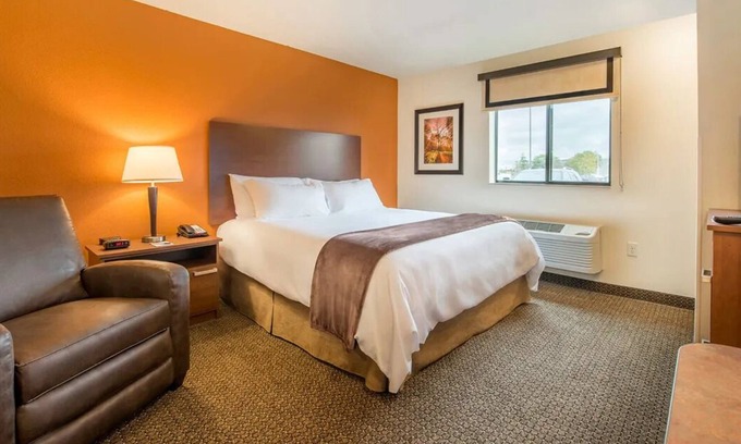 Kalispell Hotel | Pet-Friendly Retreat w/Full Kitchen Ideal for Glacier Park Adventures!