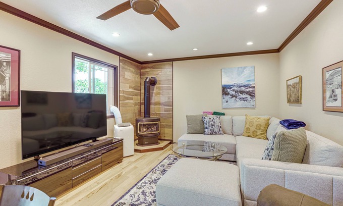 Aurora House | Pet-Friendly Retreat w/Fenced Yard in Aurora