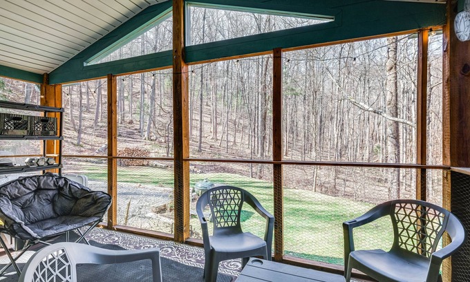 Roanoke House | Pet-Friendly Roanoke Retreat with Fire Pit & Grill Access
