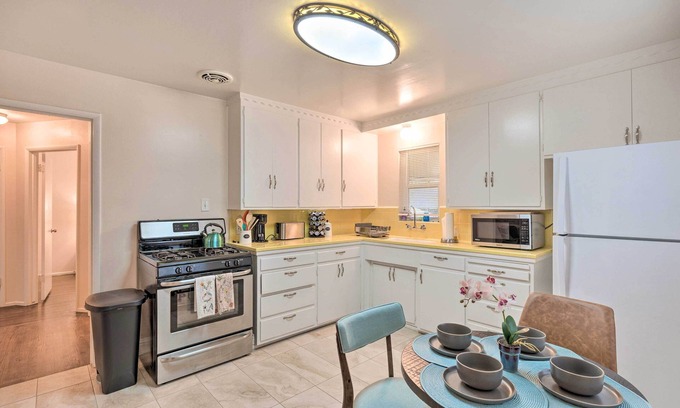 Central Sacramento House | Pet-Friendly Sacramento Retreat with Spa & Breakfast Options