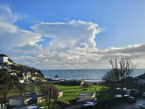 Millendreath Apartment | Pet Friendly Oceanfront Villa Millendreath in Looe