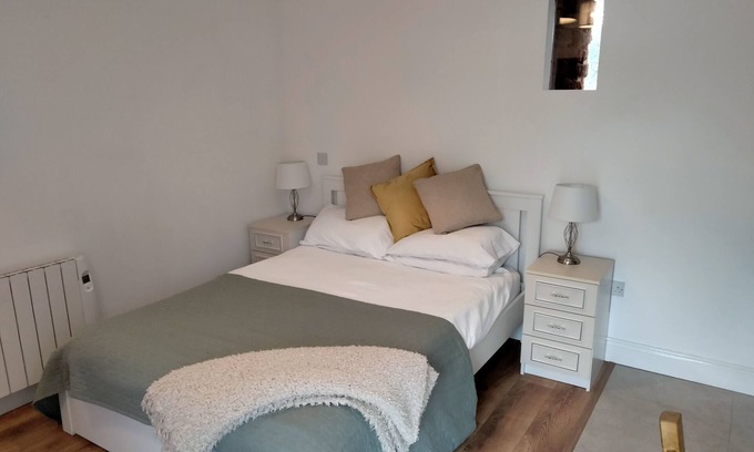 Crossabeg Apartment | Pet Friendly Secluded Studio Apartment at The Oak