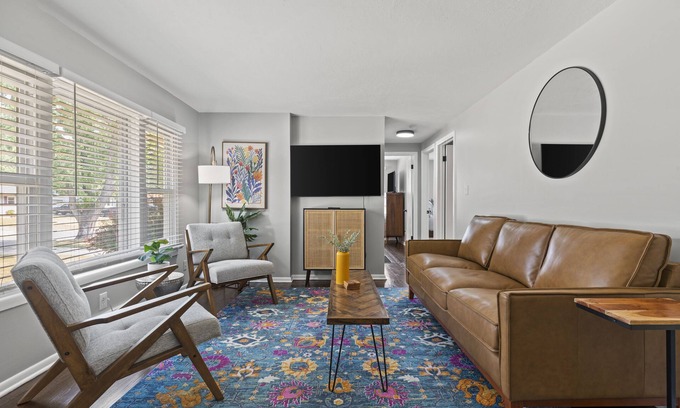 South Kansas City House | Pet Friendly South Waldo Ranch Near 435 for Your Family