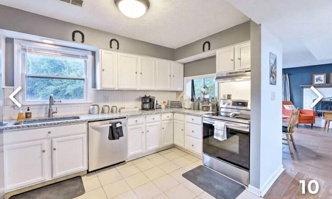 Lexington House | Pet-Friendly Retreat with Lake View in Lexington