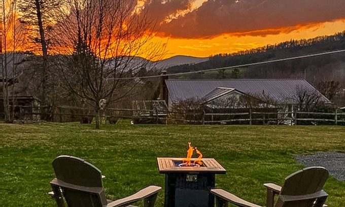 West Jefferson Cabin | Pet-Friendly Petite Retreat: Guest Rated 9.8 Near West Jefferson