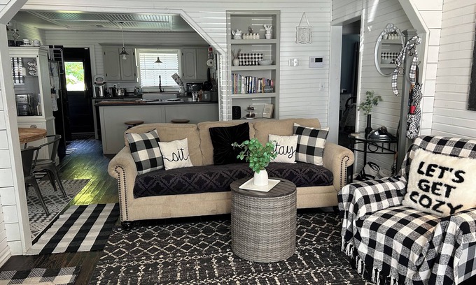Luther Other | Pet Friendly Farmhouse with Fenced Yard – Rated 10/10!