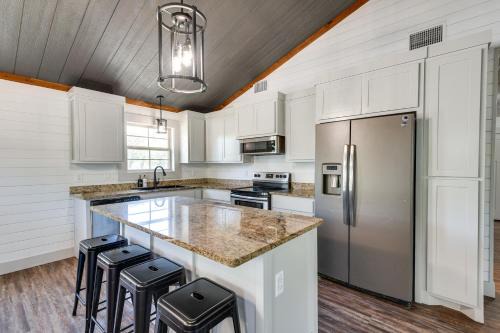 Graford House | Pet-Friendly Texas Retreat with Furnished Patio & Grill