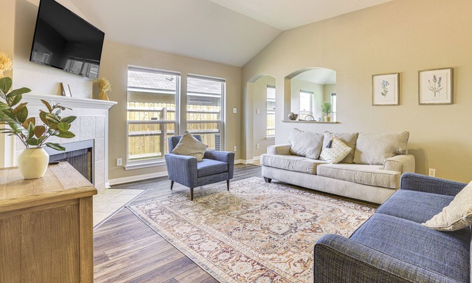 Bryan Cottage | Pet-Friendly Texas Retreat with Cozy Fenced-in Yard