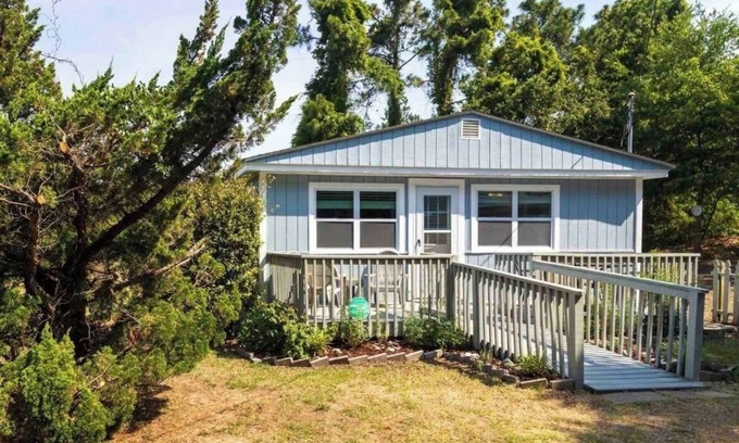 Kitty Hawk Cottage | Pet Friendly Paradise at The Wright Cottage - 10/10 Rating