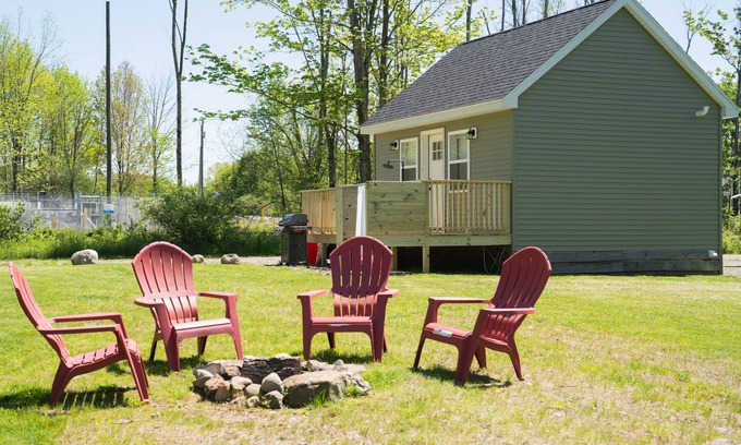 Pulaski Cottage | Guest Rated 10/10: Pet Friendly Tiny House by Salmon River