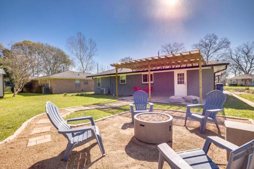 Tomball House | Inviting Pet-Friendly Cottage Steps from Downtown Tomball