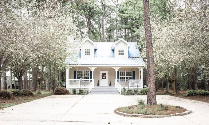 Dauphin Island House | Pet-Friendly Cottage with Fire Pit, Steps from Beautiful Beaches