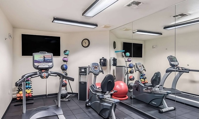 Palm Valley Hotel | Pet-Friendly Retreat with Free Wifi, Pool & Breakfast