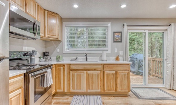 Mount Hood Village Apartment | Guest Rated 10/10: Pet-Friendly Retreat with BBQ Deck