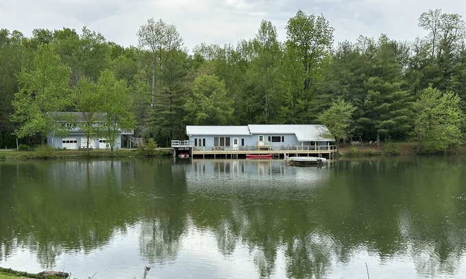 Albany Cottage | Scenic Island Retreat Cottage with Lake Views & Hot Tub