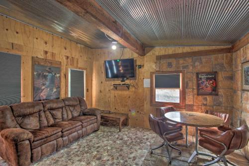 Dawn Apartment | Top-Rated Pet-Friendly Getaway in Braymer Awaits You!