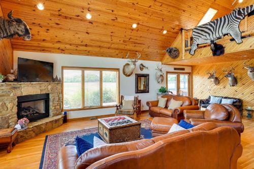 Vienna House | Pet-Friendly Vienna Cabin with Cozy Screened-In Porch
