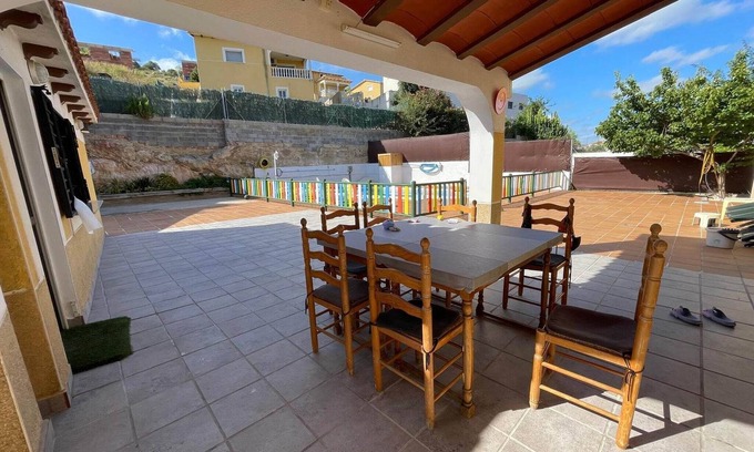 El Vendrell House | Relax at Belvilla by OYO Casa Crepuscle with Pool & Pets