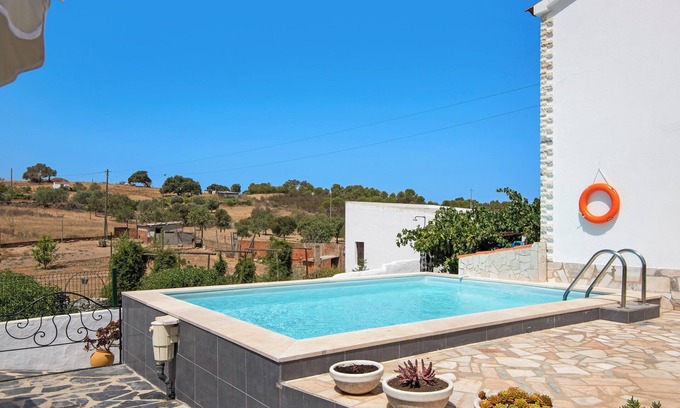 Martim Longo Villa | Ideal Pet-Friendly Villa 'Casa dos Jotas' with Pool & Wi-Fi