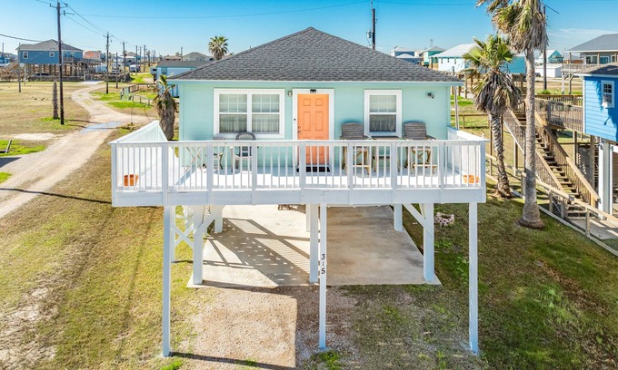Surfside Beach Cottage | Inviting Caisson Cottage: Walk to the Beach & Ocean Views