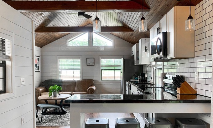 Marion Cabin | Pet-Friendly Studio Cabin with Water Views & High Ratings