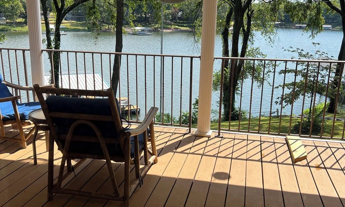 Vinita House | Pet-Friendly Waterfront Ketchum Cove Retreat. Walk to Sharky's Bar & VIP Pizza