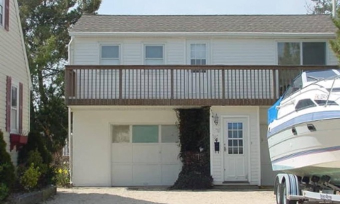 North Beach Haven Cottage | Guest Rated 10/10: Pet Friendly Oasis with Beach Badges
