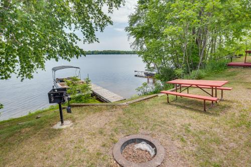 Townsend House | Cozy Pet-Friendly Cabin on Lake with Fire Pit Retreat