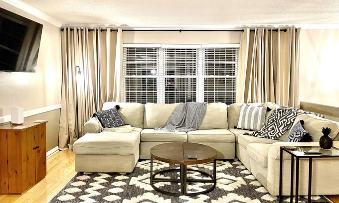 Karns House | Pet-Friendly Retreat with Hot Tub & Fenced Yard