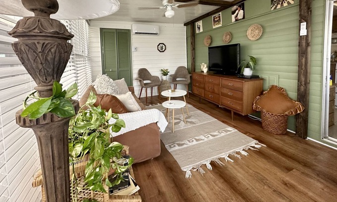 Arcadia Ski Chalet | Pet-Friendly Retreat with King Bed & Resort Pool Access