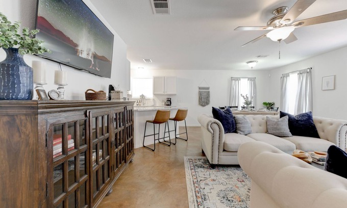 Round Rock House | Family & Pet-Friendly Farmhouse - 20 Mins to Downtown Austin