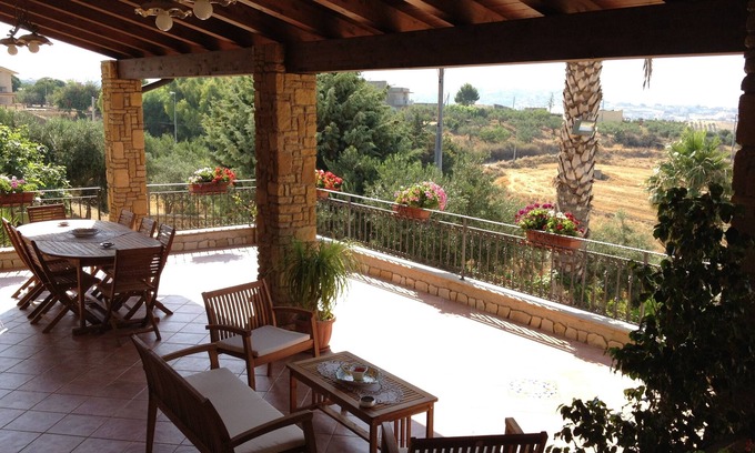 Sciacca Apartment | Petalo Rosso: Apartment with Garden & Panoramic Views