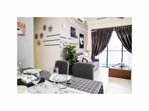 Kampung Pasir Apartment | Family Suite at Petalz Residence: Poolside Retreat Near Mid Valley